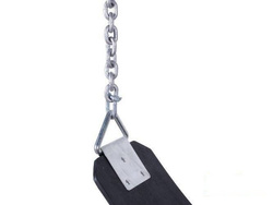 Flexible Schaukel an einer Kette für einen öffentlichen Spielplatz