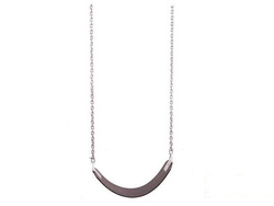 Flexible Schaukel an einer Kette für einen öffentlichen Spielplatz