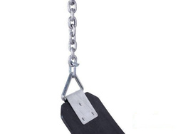 Flexible Schaukel an einer Kette für einen öffentlichen Spielplatz