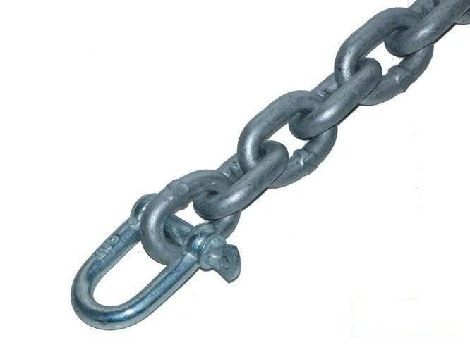 Flexible Schaukel an einer Kette für einen öffentlichen Spielplatz