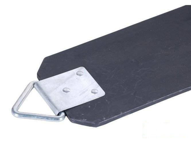 Flexible Schaukel an einer Kette für einen öffentlichen Spielplatz